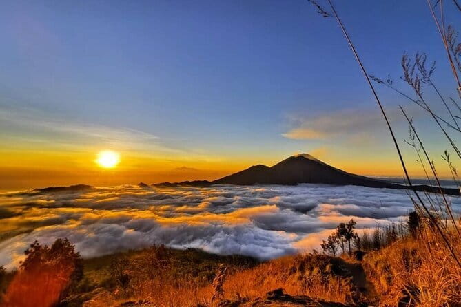 Bali day trip : Batur Sunrise Hike and Hot Spring All inclusive - The sunrise hike: guide-led timing, flash lights, and summit breakfast