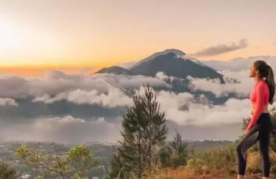 Bali Mount Batur Sunrise Trekking With All Inclusive - Summit breakfast with banana sandwich and hot drink
