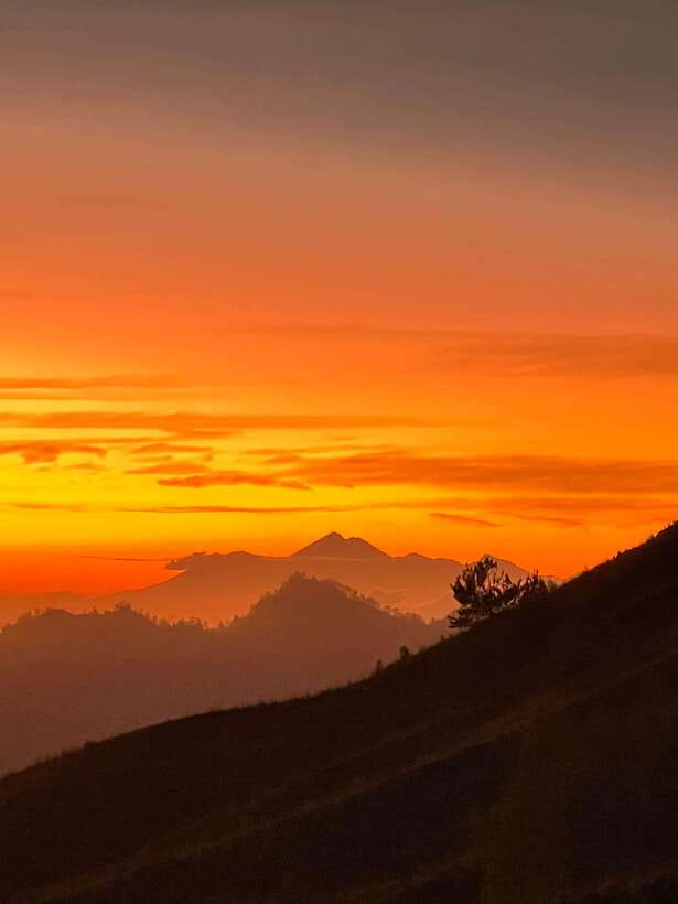 Mount Batur Jeep Sunrise & black lava with breakfast - The role of guides: Su and Dul set the tone